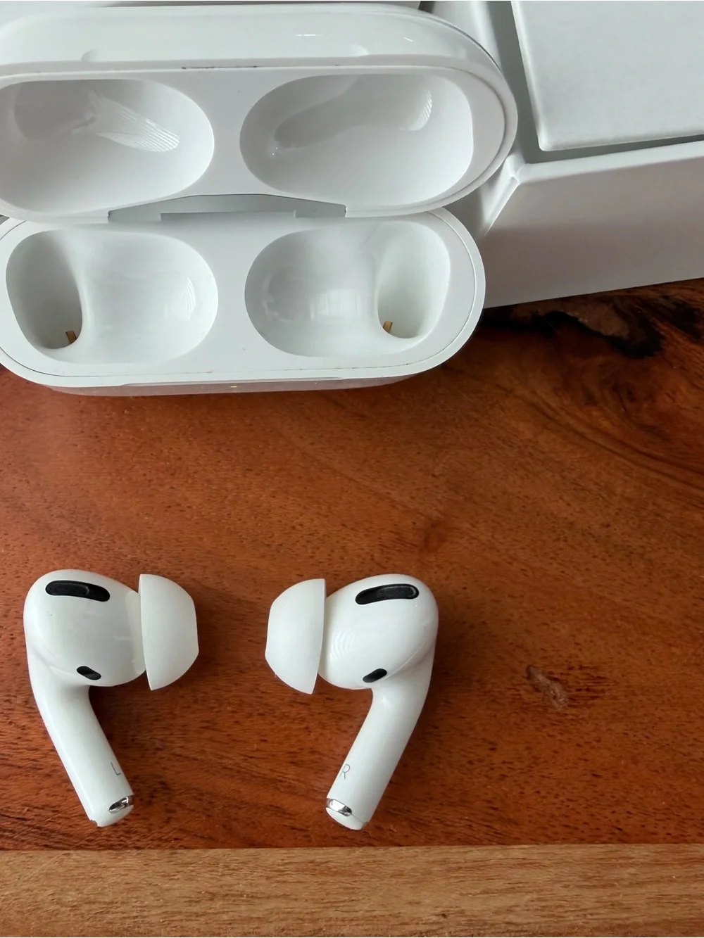 Apple AirPods Pro 1st Gen Wireless Charging Case + Box & Accessories